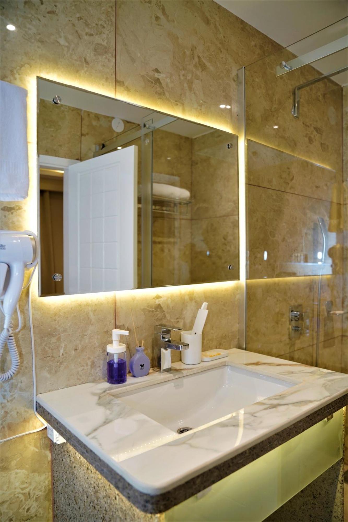 Essence Grandeur Hotel Гувахати Екстериор снимка