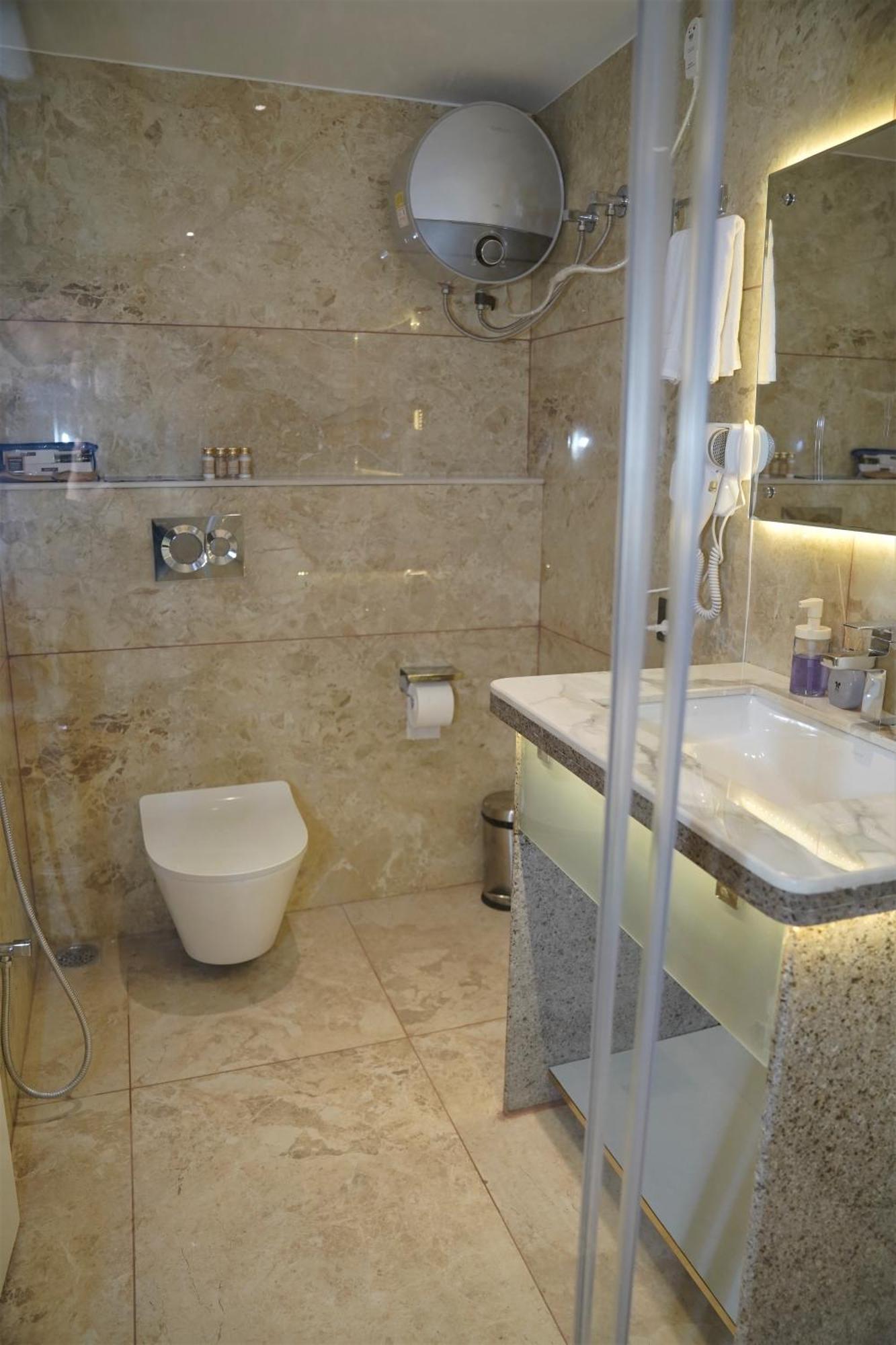 Essence Grandeur Hotel Гувахати Екстериор снимка