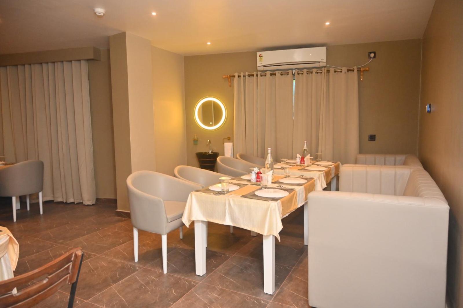 Essence Grandeur Hotel Гувахати Екстериор снимка
