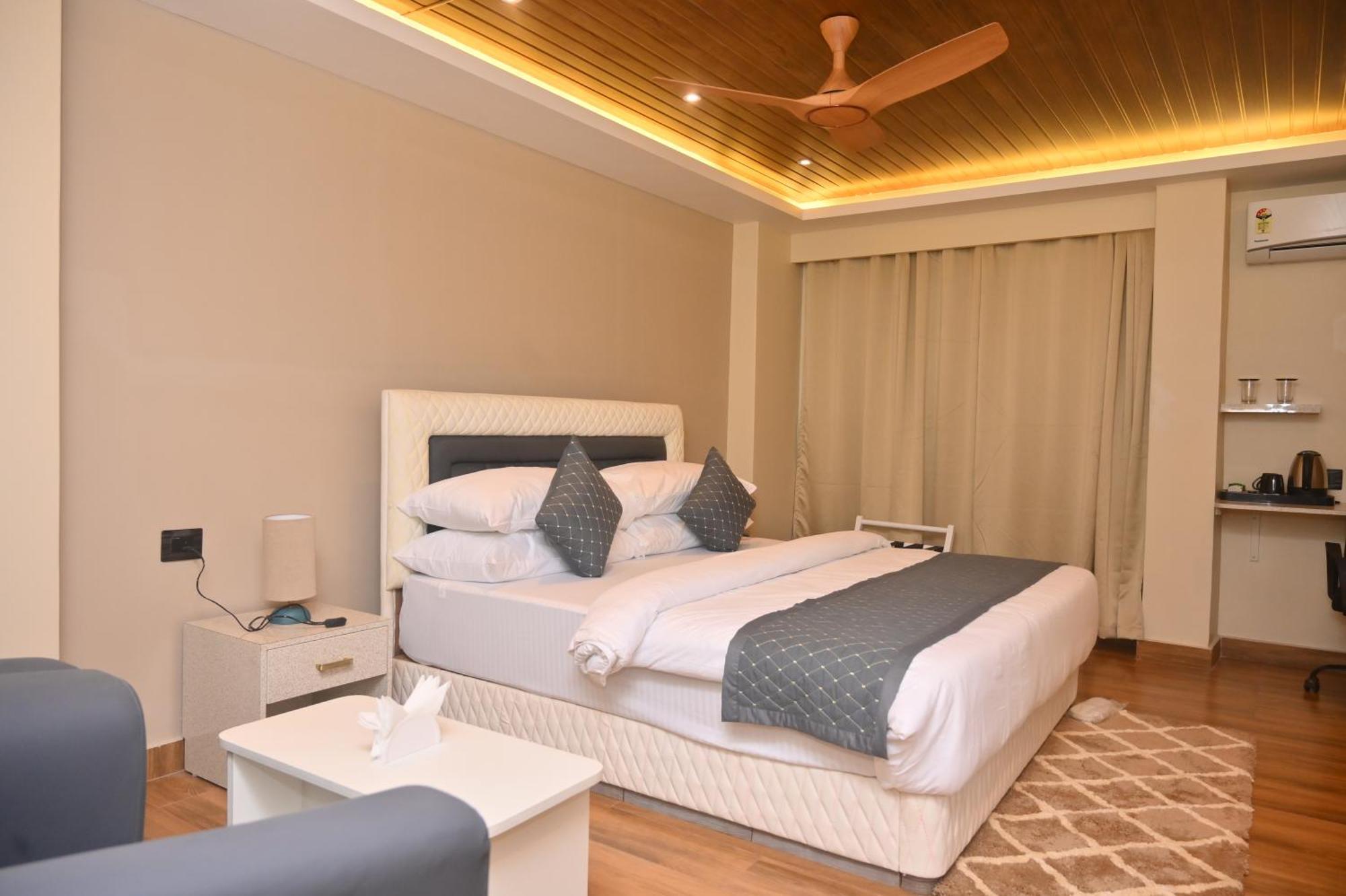 Essence Grandeur Hotel Гувахати Екстериор снимка