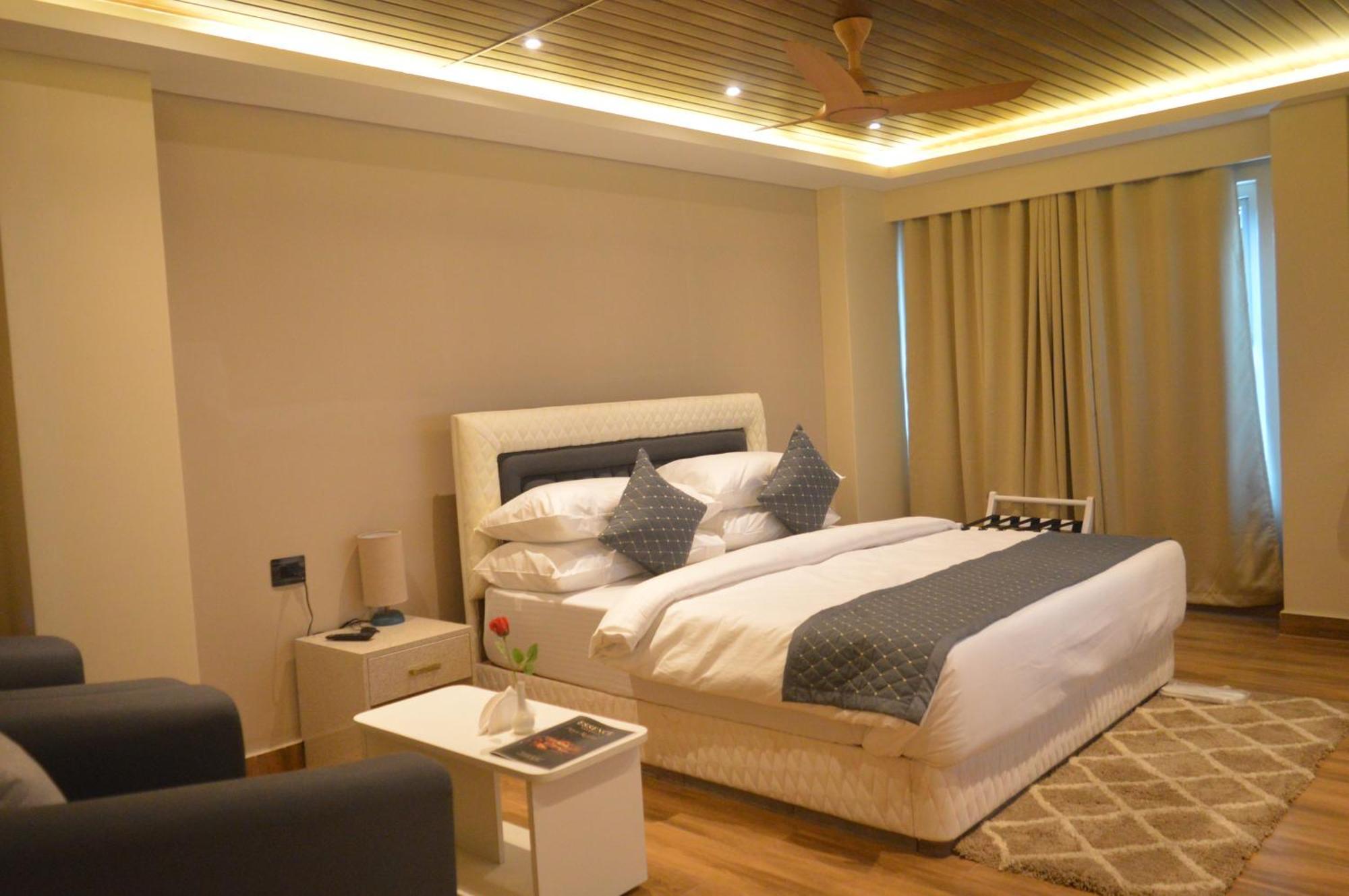 Essence Grandeur Hotel Гувахати Екстериор снимка